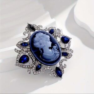 🆕 Vintage Lady Cameo Brooch with Rhinestones and Alloy Settings, Retro-Style
